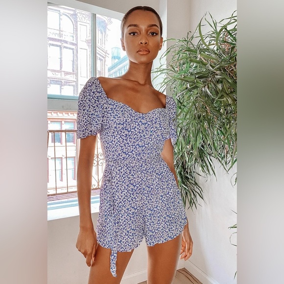 Lulus Blue Floral Sweetheart Neckline Puff Sleeve Romper Size L NWT - Picture 1 of 14